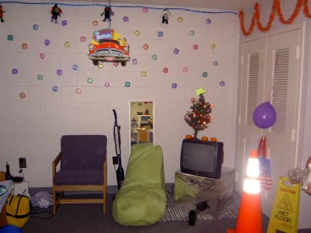eine wohnung voller farben...hier ein teil unseres "wohnzimmers"...halloween und weihnachtsdekoration und bemalte, leere uns  s�uberlich ausgesp�lte puddingbecher an der wand...wir sind eben kreativ